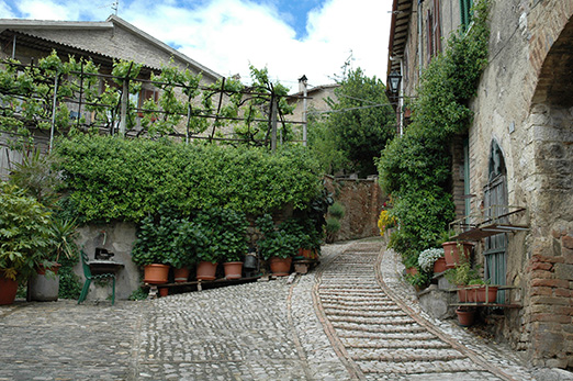 MONTEFALCO-UMBRIA’S-EXALTED-BALCONY-cover-image-1